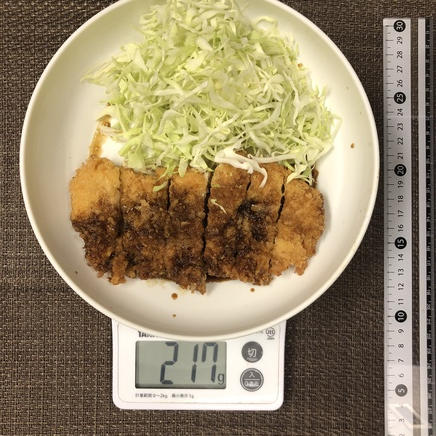 1人前のチキンカツ定食のチキンカツとキャベツ