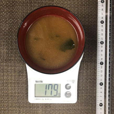 1人前のチキンカツ定食の味噌汁