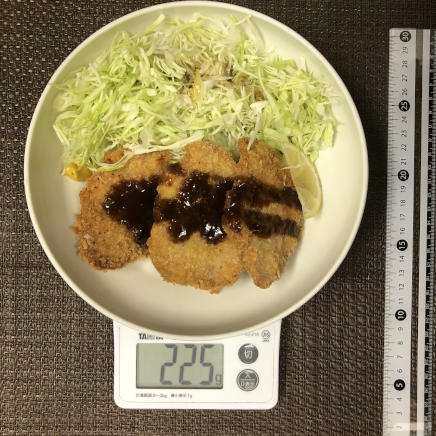 1人前のヒレカツ定食のヒレカツとキャベツ