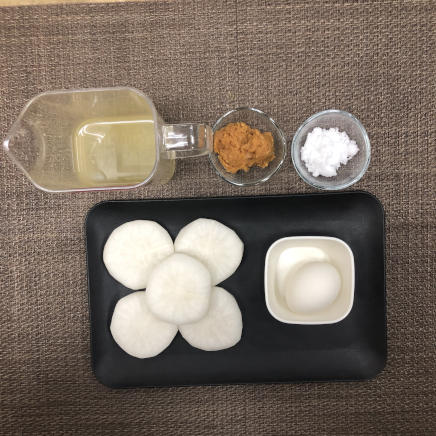 中皿1皿分の大根の味噌おでんに使った材料(1人前に使用した大根・ゆで卵・かつお昆布だし・赤味噌・砂糖)