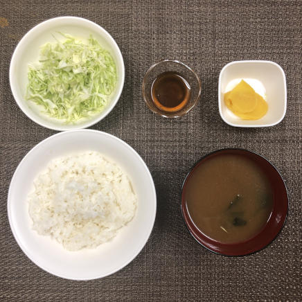 1人前の味噌カツ定食のご飯とキャベツと味噌汁と沢庵とドレッシング