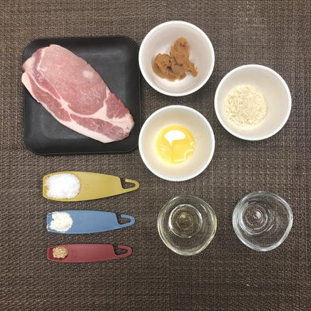 6本文の味噌串カツに使った材料（豚ロース肉(とんかつ用)・小麦粉・卵・パン粉・白炒りごま・赤味噌・砂糖・料理酒・はちみつ）