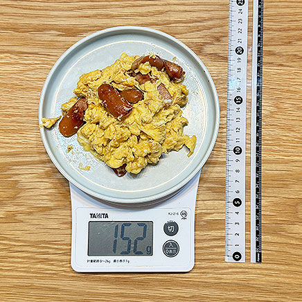 中皿1皿分のウィンナーと卵の炒め物