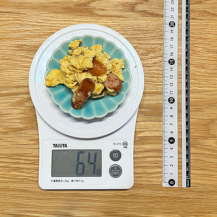 小皿1皿分のウィンナーと卵の炒め物