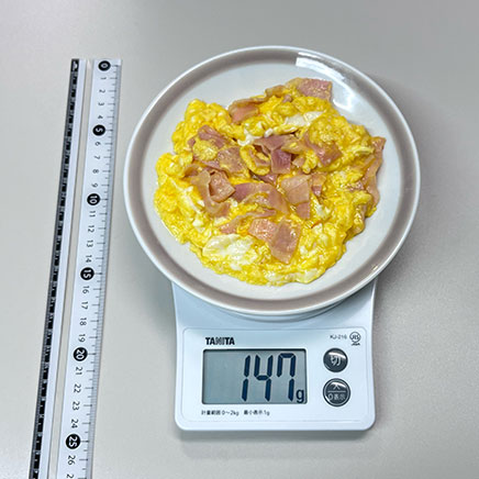 中皿1皿分のベーコンスクランブルエッグ