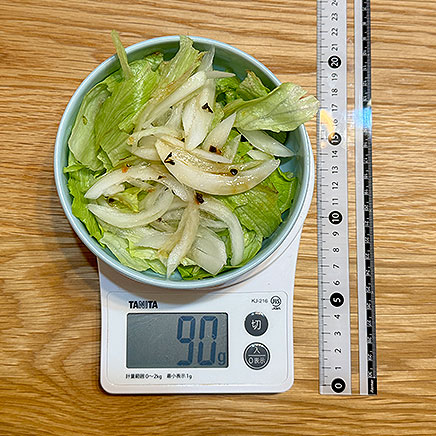 中皿1皿分のレタスと玉ねぎのサラダ