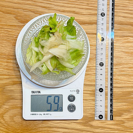 小皿1皿分のレタスと玉ねぎのサラダ