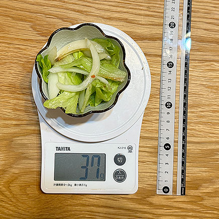 小鉢1杯分のレタスと玉ねぎのサラダ