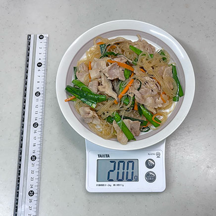 中皿1皿分の豚肉と春雨の炒め物