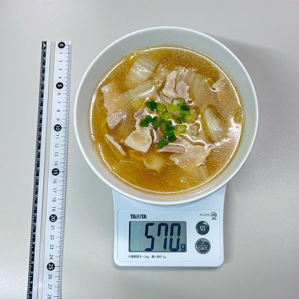 スープボウル（大）1杯分の白菜と豚肉のスープ