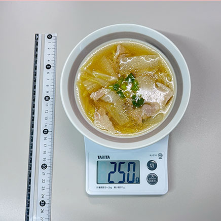 スープボウル（中）1杯分の白菜と豚肉のスープ