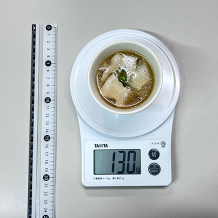 スープカップ1杯分の白菜と豚肉のスープ