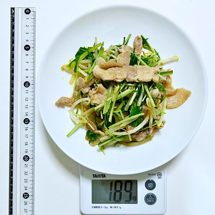 大皿一皿分の豚肉と水菜ともやしの炒め物