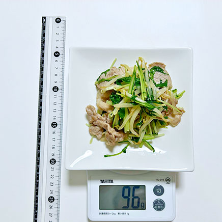 中皿一皿分の豚肉と水菜ともやしの炒め物