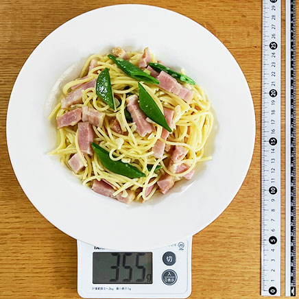 中皿1皿分のベーコンとスナップえんどうのパスタ