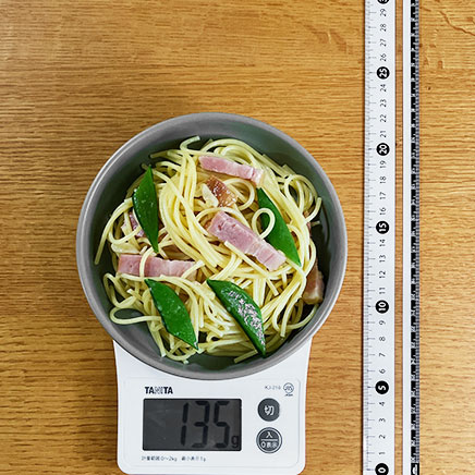 小鉢1杯分のベーコンとスナップえんどうのパスタ