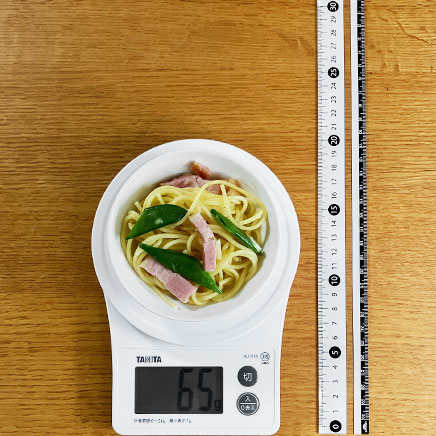 豆鉢1杯分のベーコンとスナップえんどうのパスタ