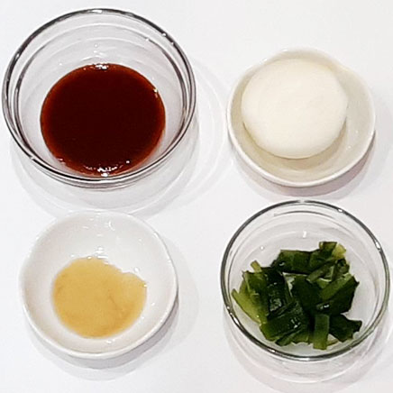 小鉢1杯分の玉ねぎキムチに使った材料(ヤンニョム、玉ねぎ、ごま油、ニラ)