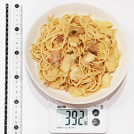 中皿1皿分の鶏肉とキャベツのパスタ