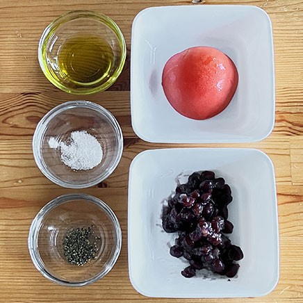 小皿1皿分の小豆サラダに使った材料(ゆであずき、トマト、塩、こしょう、オリーブオイル)
