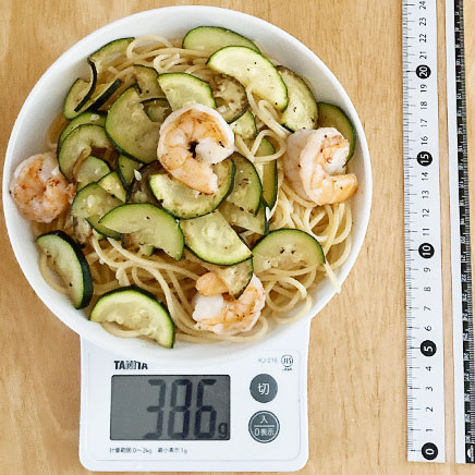 中皿1皿・1人前のエビとズッキーニのパスタ
