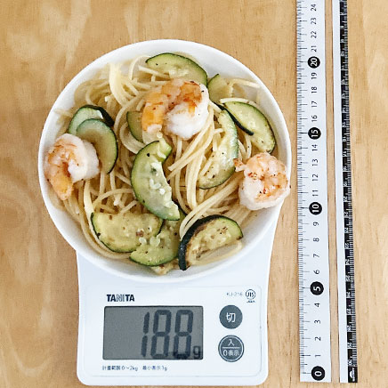 小皿1皿分のエビとズッキーニのパスタ