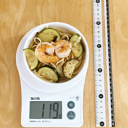 小鉢1杯分のエビとズッキーニのパスタ