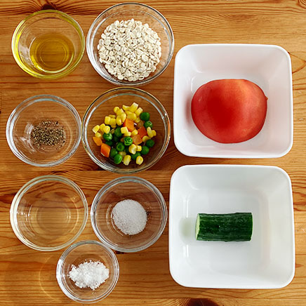 小鉢1杯分の押し麦のサラダに使用した材料(押し麦、ミックスベジタブル、きゅうり、トマト、オリーブオイル、りんご酢、砂糖、塩、こしょう)