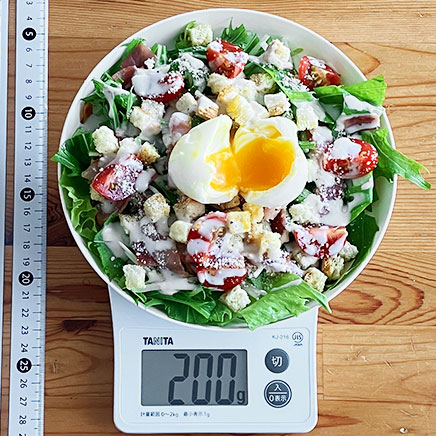 サラダボウル1杯分の水菜とベーコンのシーザーサラダ