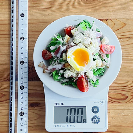 100g分の水菜とベーコンのシーザーサラダ