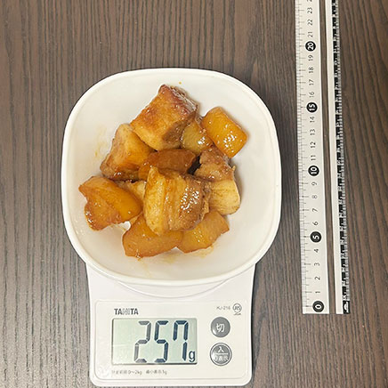 小鉢1杯分の豚の角煮と大根の煮物