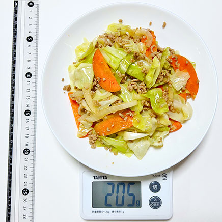 大皿一皿分のひき肉の野菜炒め