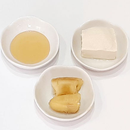 1スクープ分の豆腐バナナアイスに使った材料(豆腐、バナナ、メープルシロップ)