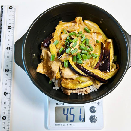 丼1杯・1人前の豚肉となすの丼