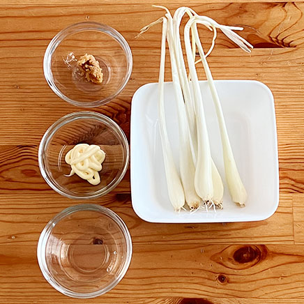 1皿分のエシャレットの味噌ディップに使用した材料（エシャレット、味噌、マヨネーズ、みりん）