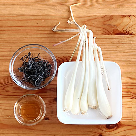 小皿1皿分のエシャレットの和え物に使用した材料（エシャレット、塩昆布、ごま油）