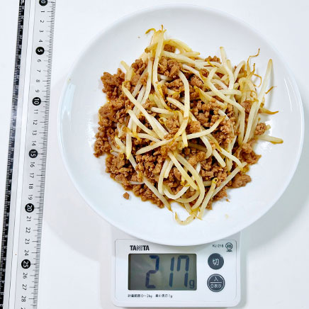 大皿一皿分のもやしのそぼろ炒め