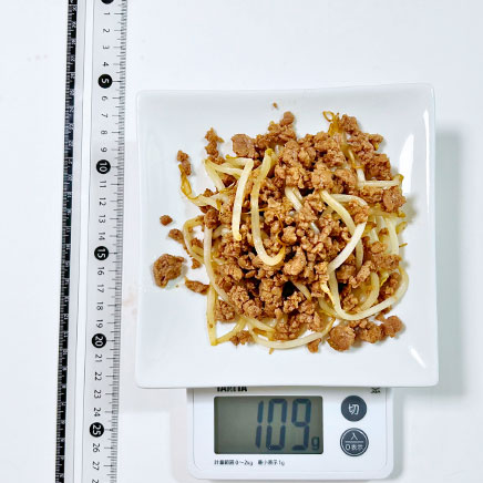 中皿一皿分のもやしのそぼろ炒め