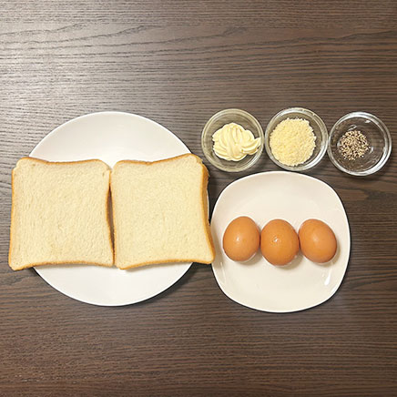 食パン2枚分のゆで卵トーストに使用した材料（食パン、卵、マヨネーズ、パルメザン、黒こしょう）