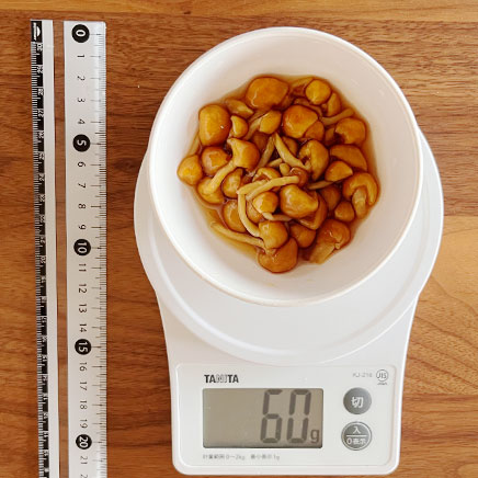 小碗一杯分ののなめこのめんつゆ漬け