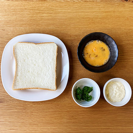 食パン1枚分の卵焼きトーストに使った材料（食パン、溶き卵、マヨネーズ、パセリ）