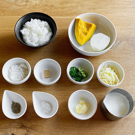 グラタン皿1皿分のかぼちゃドリアに使用した材料(かぼちゃ、玉ねぎ、ご飯、小麦粉、牛乳、コンソメ、バター、塩、こしょう、プロセスチーズ、パセリ)