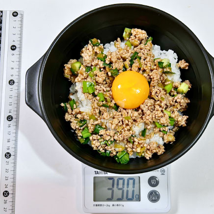 丼1杯・1人前のニラとひき肉の丼