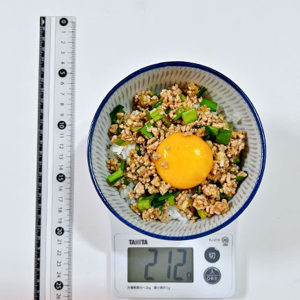 小丼1杯分のニラとひき肉の丼