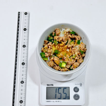 茶椀1杯分のニラとひき肉の丼