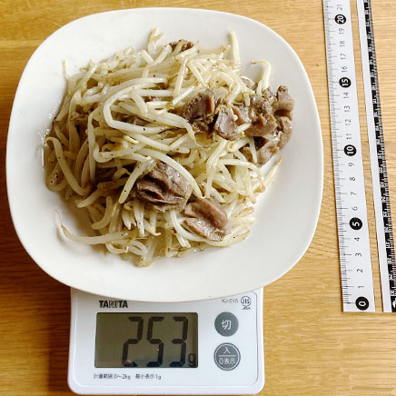 中皿1皿分の砂肝ともやしの炒め物