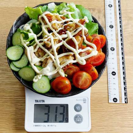 サラダボウル（中）1杯分の照り焼きチキンサラダ