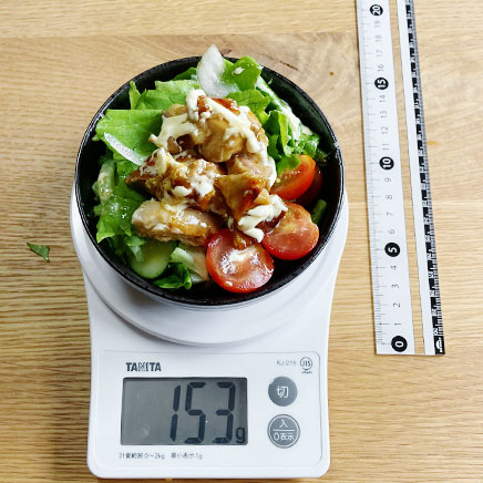 小サラダボウル1杯分の照り焼きチキンサラダ