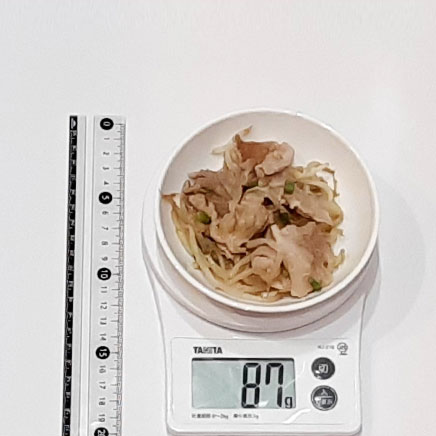 豆鉢1杯分のもやしと豚肉のレンジ蒸し