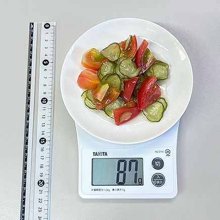 中皿1皿分のトマトときゅうりの酢の物